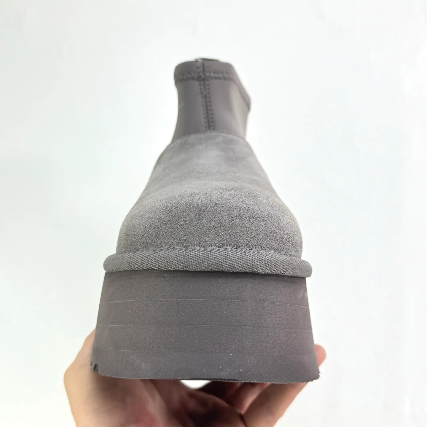 Self-pickup 💰480 Dilireba's same style short boots 2024 latest short elastic boots UGG Dipp boots Mini elastic all-in-one snow boots Short, low, elastic, thick sole 5CM style Upper design Made of high-quality suede, easy to care for, comfortable and fashionable at the same time. The inner material of the shoe is made of wool. It is warm and heat-locking to keep you warm in the winter. Sole design is lightweight and cushioning, making it comfortable to go out on the street. EVA outer disc makes walking easier FD official item number: 1168170 Size: 35 36 37 38 39 40